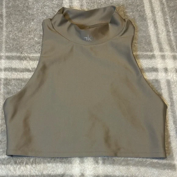 ALO Yoga Women's Taupe Sleeveless Crop Top
Workout gear - Picture 5 of 9